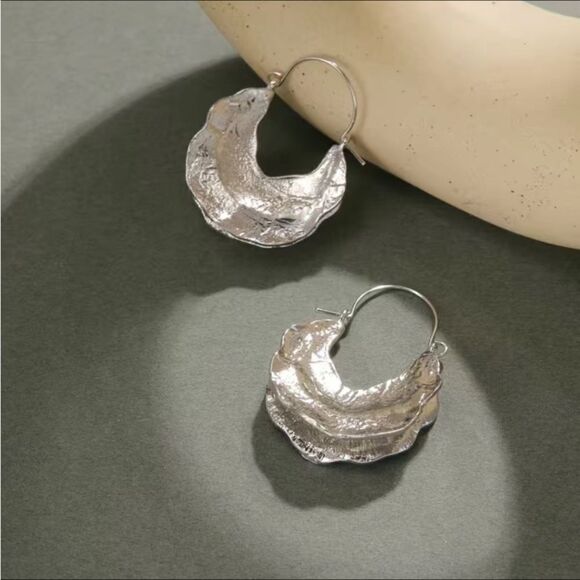 🔅🆕🔅✨BoHo Folded Silver Hammered Drop Hoop Earrings✨ - Picture 6 of 13